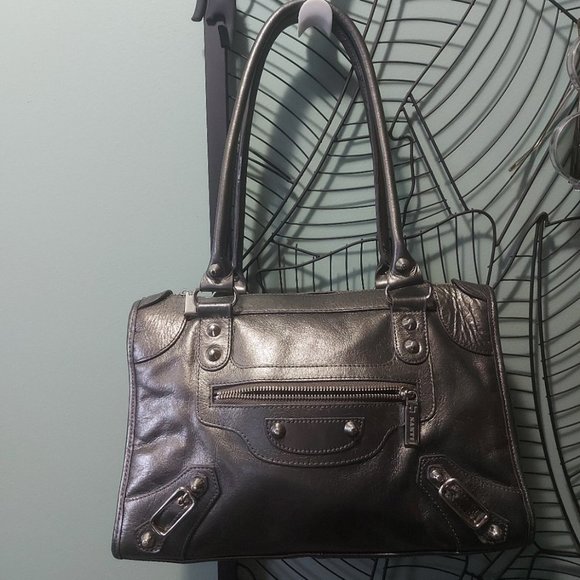 Elegant Black Leather Handbag - Picture 2 of 15